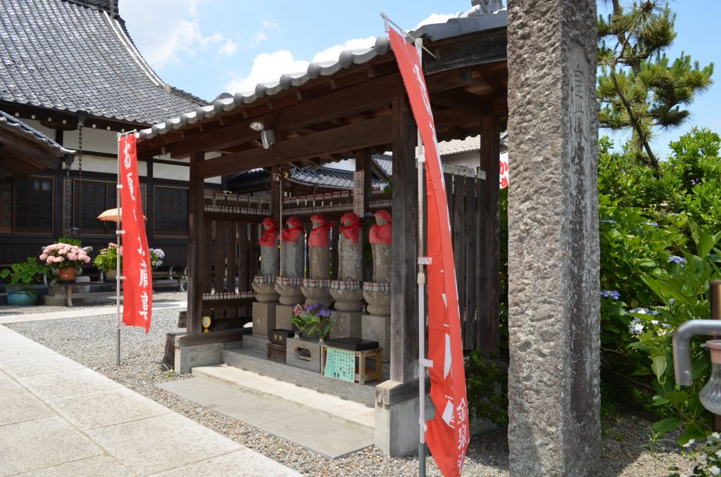 金泉寺境内にある六地蔵